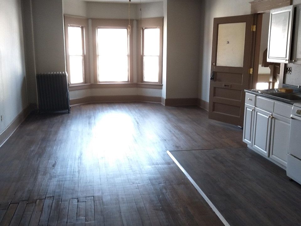 2nd image of 805 W 2nd St APT 1A