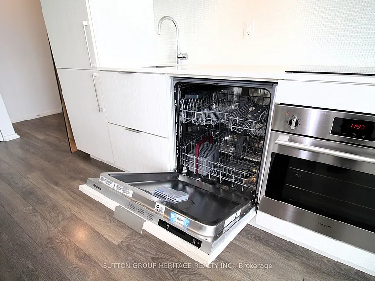 197 Yonge St #4714 — Photo 32