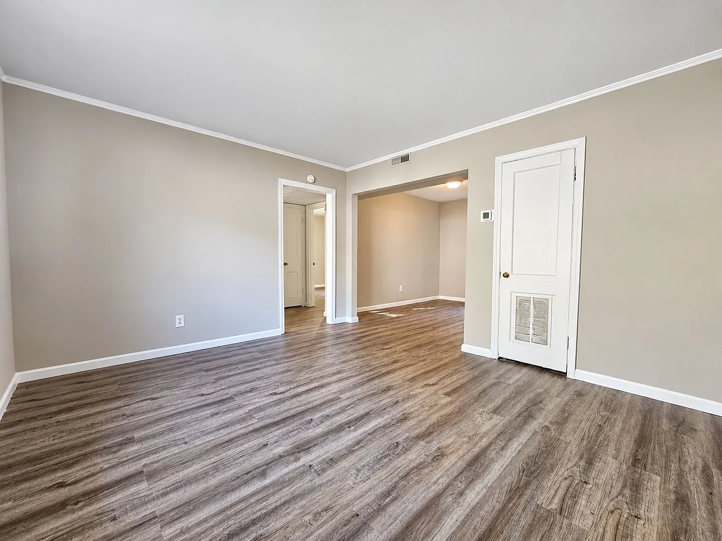 2 bed, 1.0 bath, 900 sqft, $925 — Photo 2