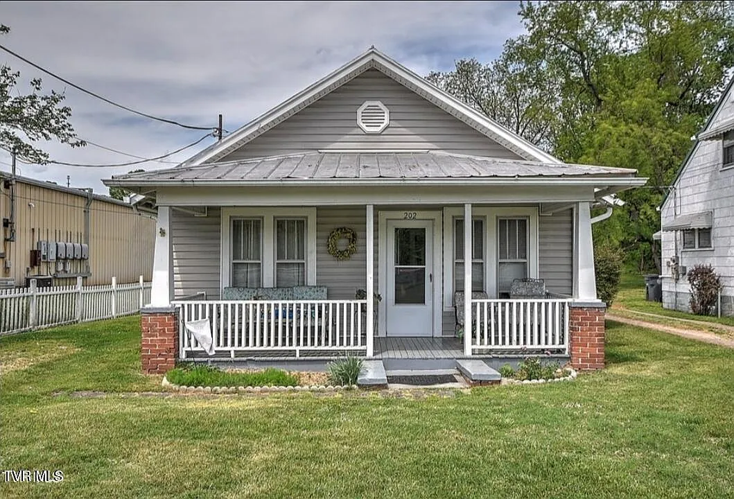 2 bed, 1.0 bath, 816 sqft, $1,050 — Photo 1