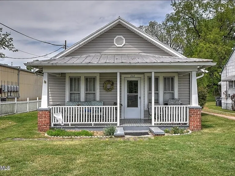 202 Main St W — Photo 1