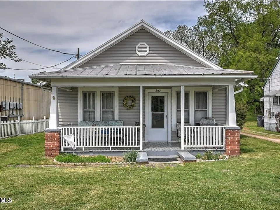 202 Main St W