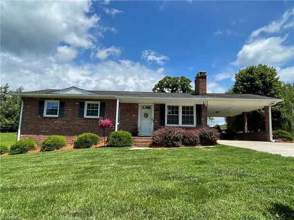 1026 Christian Dr, Pinnacle, NC 27043