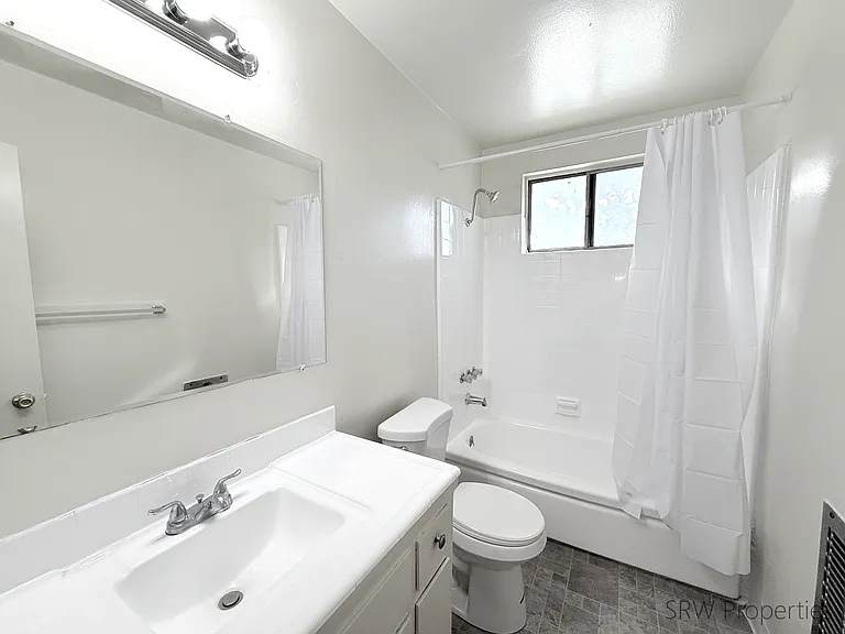 5000 Woodman Ave #14 — Photo 11