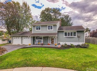 2 Applewood Ct, Milltown, NJ 08850