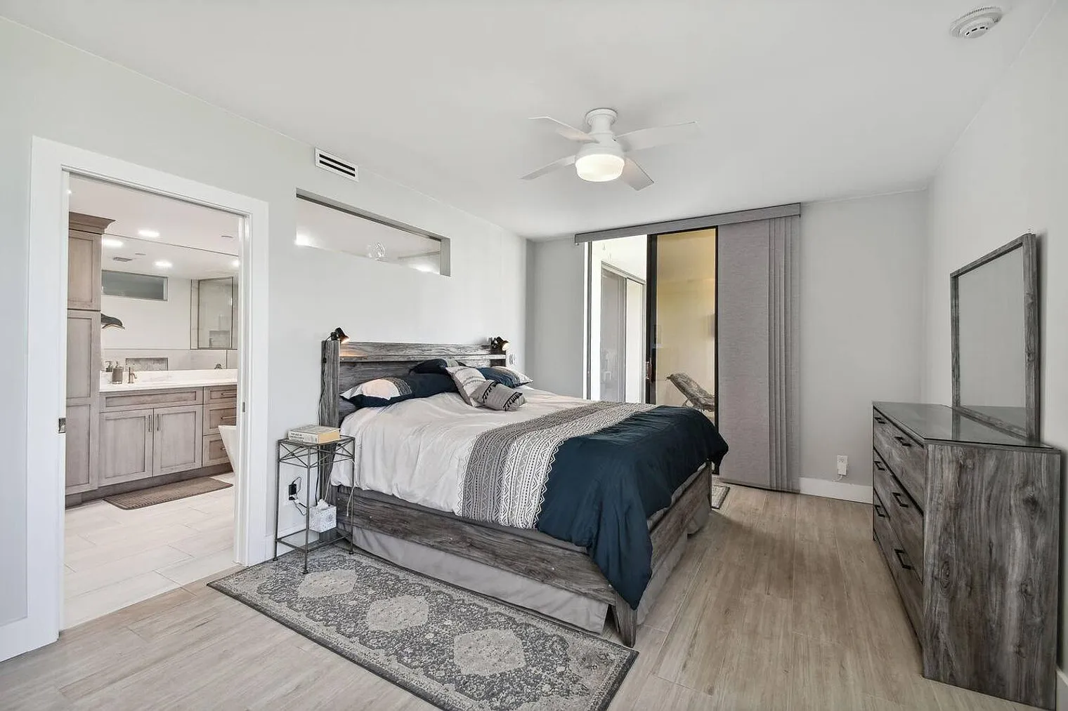 3 bed, 2.0 bath, 1894 sqft, $9,841 — Photo 4