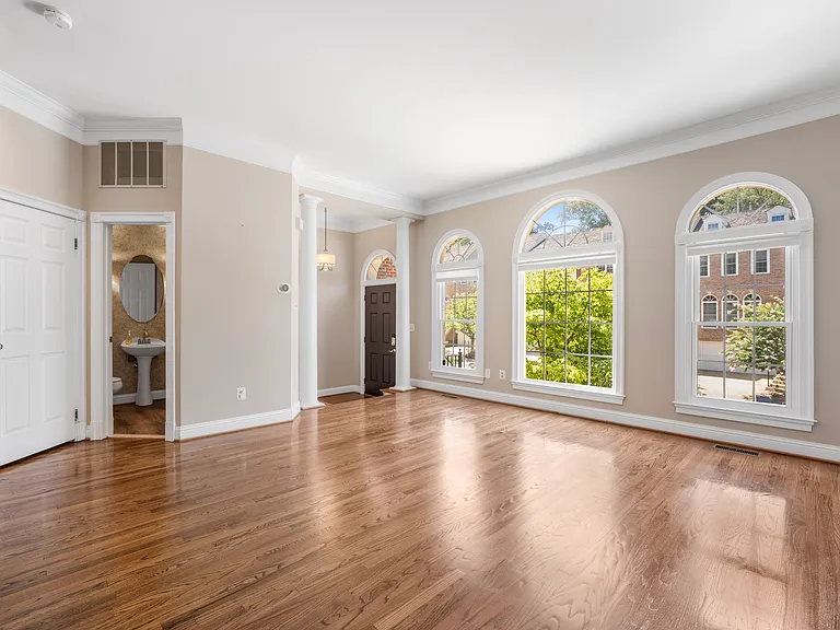 10186 Castlewood Ln — Photo 8