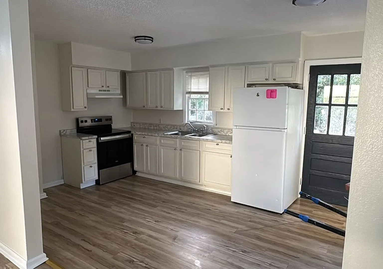 3 Bedroom Single Family House 1207 Oak Lane Cir W in Mobile, AL 36618 — Photo 3