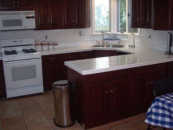Updated Kitchen w/cherry cabinets