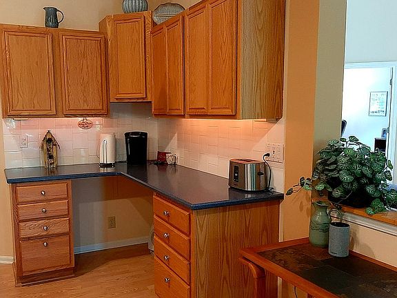 Extra cabinets and desk opti