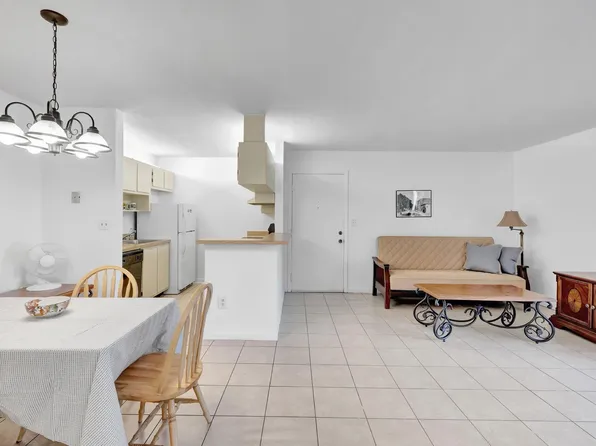 9460 S Belfort Circle #L3-111, Tamarac, FL 33321