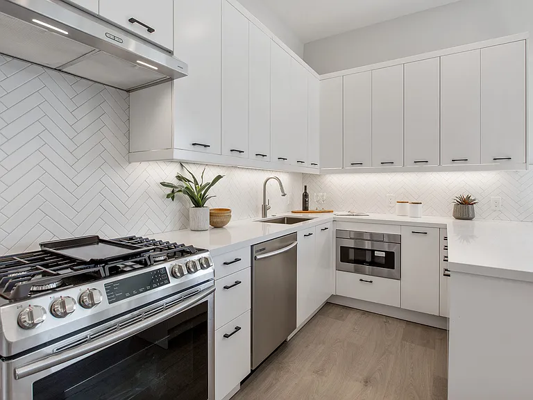 1329 S Van Ness Ave — Photo 6