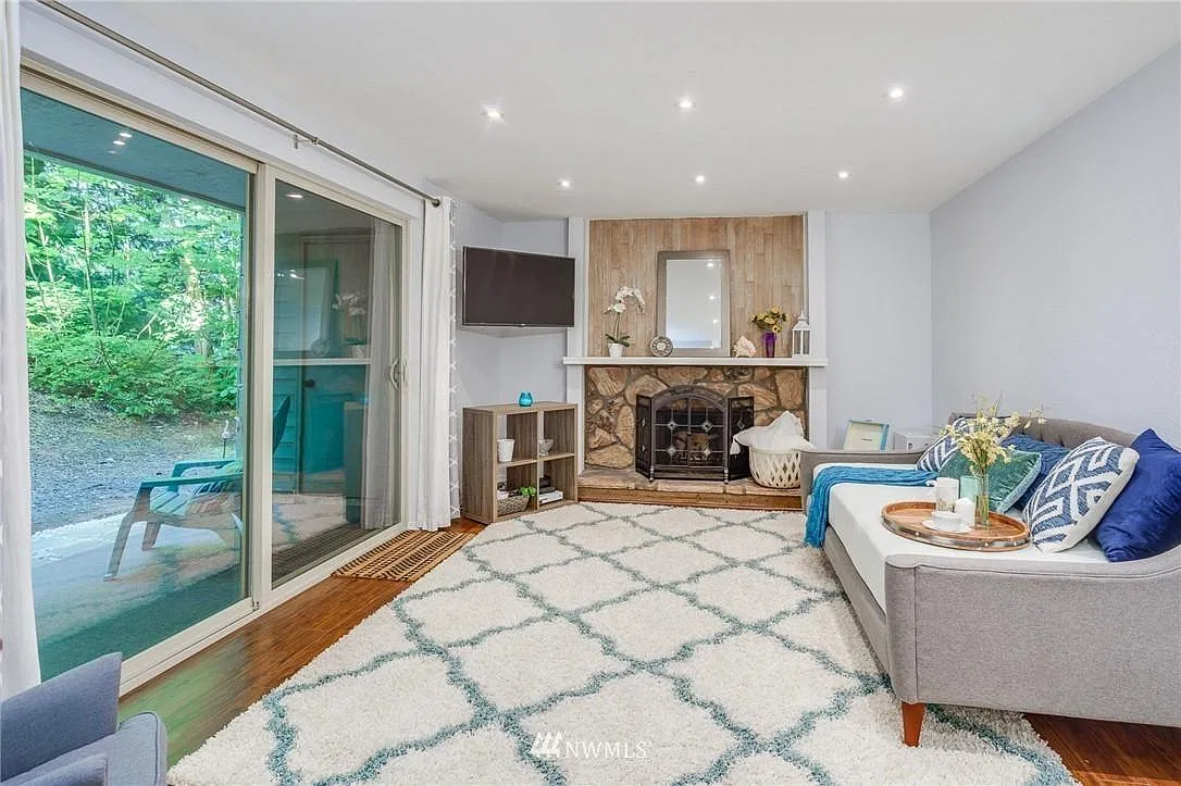 3 bed, 1134 sqft, $2,950 — Photo 1