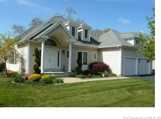 8 Fairway Dr, Wallingford, CT 06492