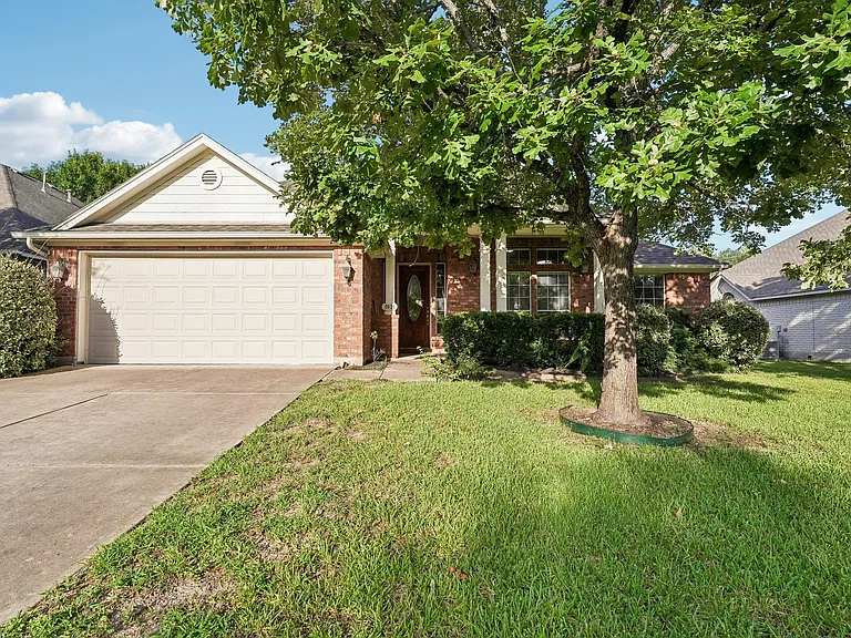 10028 Lisi Anne Dr — Photo 1