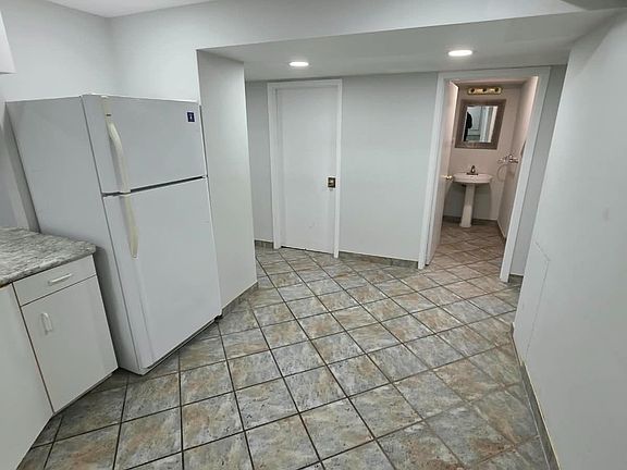 4th image of 214 Ravenscroft Rd #Basement