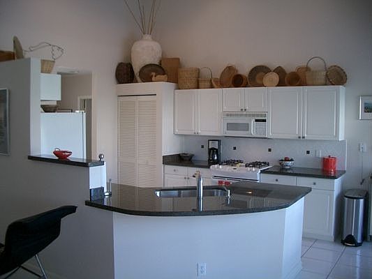 Kitchen w/ granite,new gas range