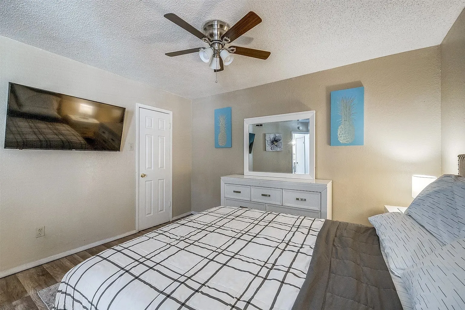 2 bed, 851 sqft, $1,600 — Photo 3