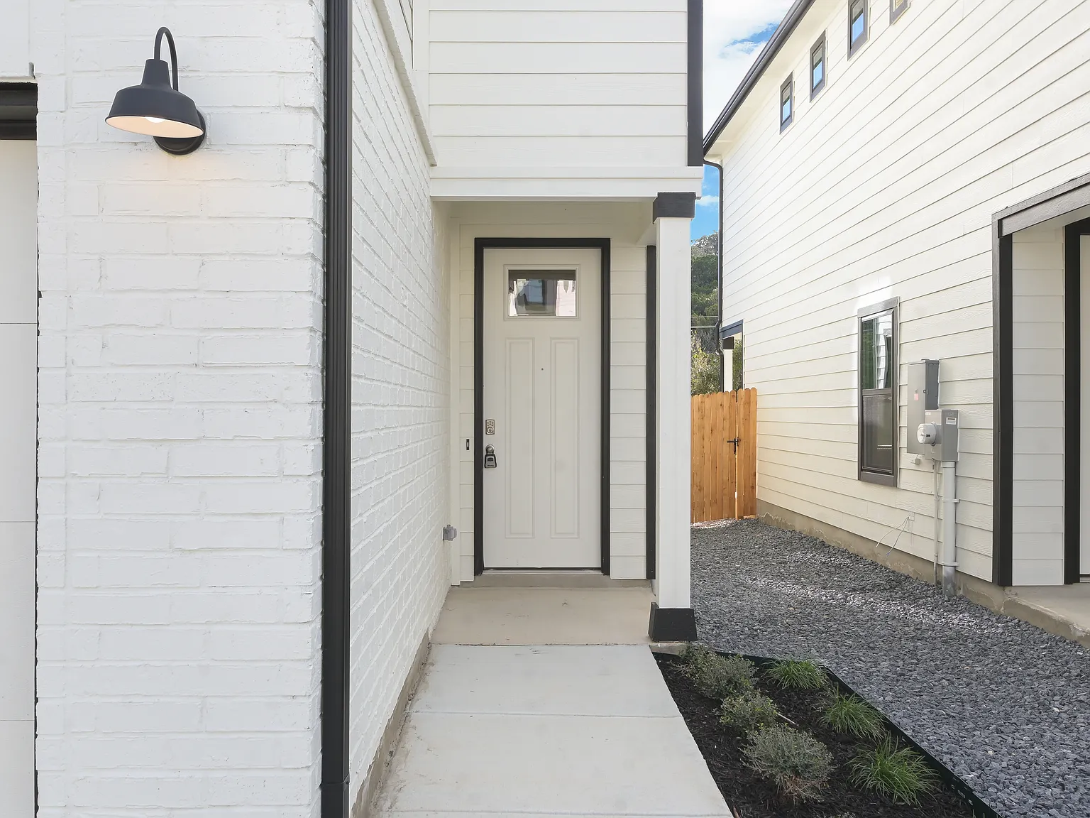 3 bed, 2.5 bath, 1712 sqft, $2,300 — Photo 2