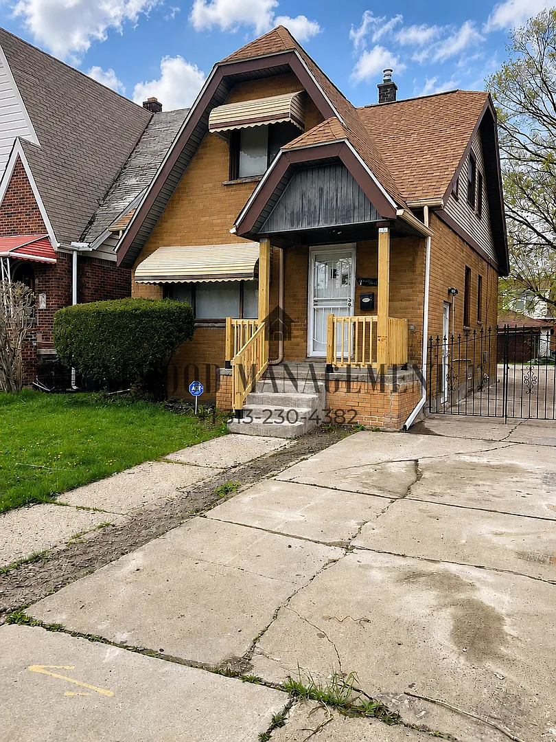 This beautifully updated 5-bedroom, 1-bath single-family home is ready for move-in! — Photo 1