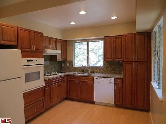 4th image of 287 S Barrington Ave #G5
