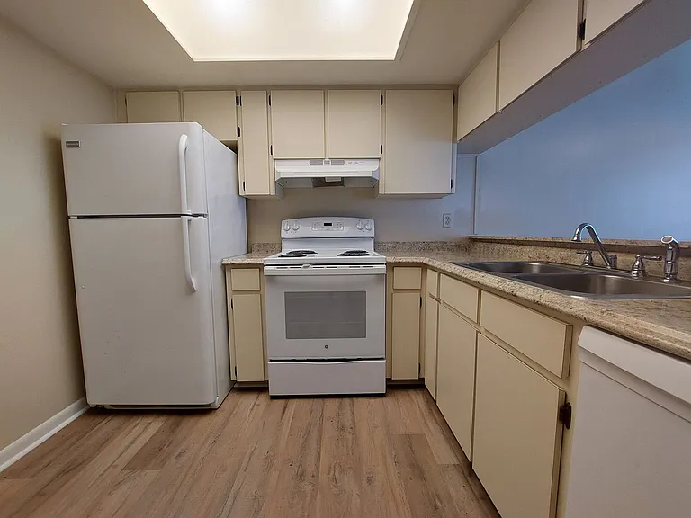 1906 Crystal Grove Dr — Photo 7
