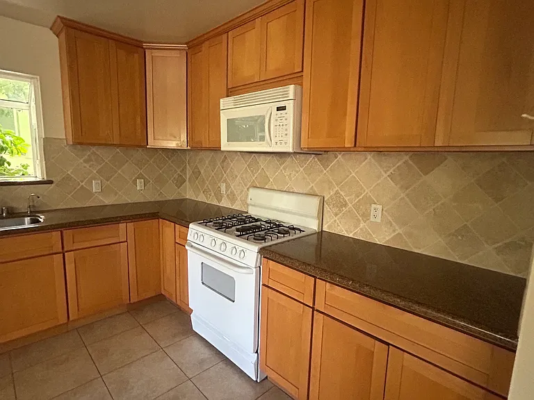 14433 Dickens St — Photo 7