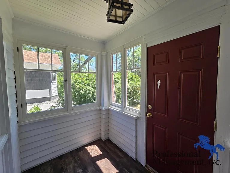 107 Custer Ave — Photo 2