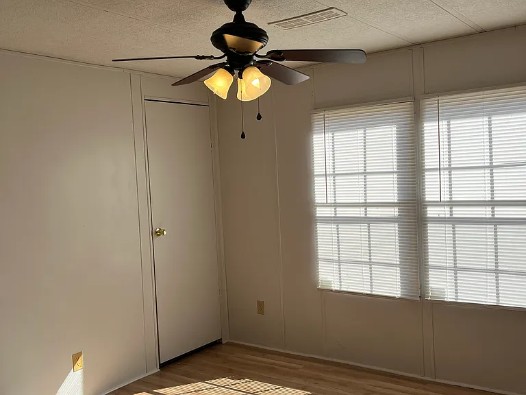 1104 Sandwood Dr — Photo 3