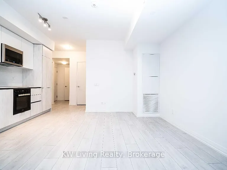 400 King St W #523 — Photo 9