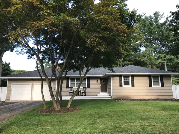 17 Jefferson St, Nesconset, NY 11767