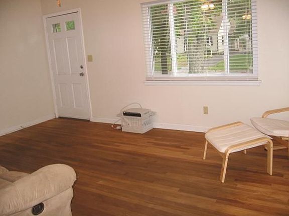 4th image of 3257 Medina Ave