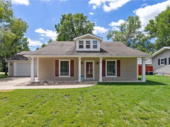 910 E Fairway Dr, Ottawa, KS 66067