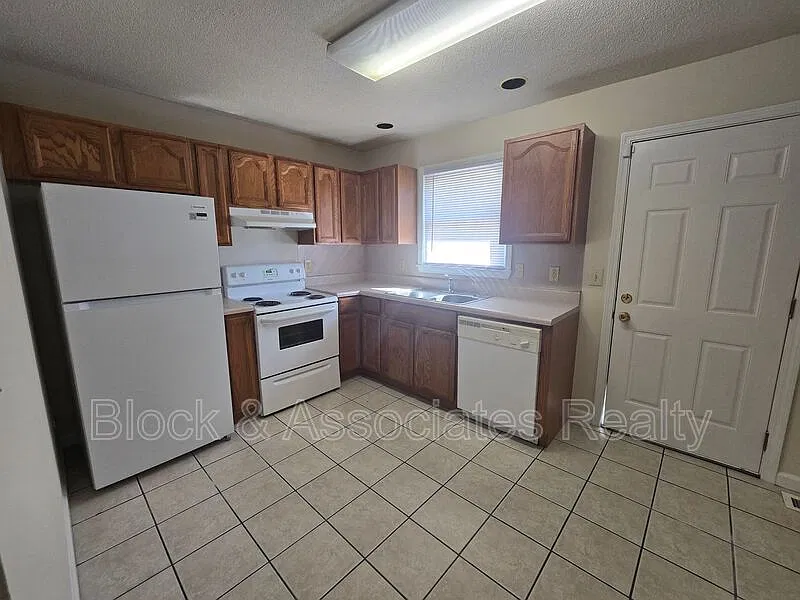 2 bed, 1.5 bath, $995 — Photo 2