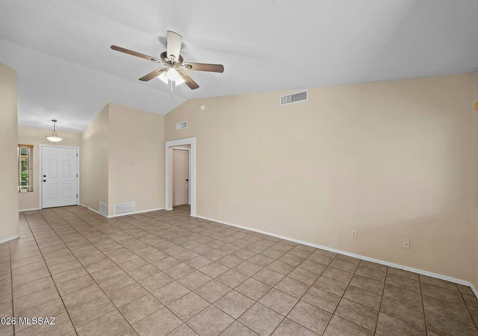 Modern Comfort Meets Convenience 3 bedroom 2 bath — Photo 3