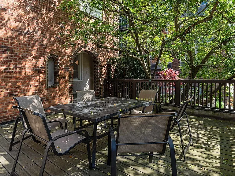 220 Belmont Ave E — Photo 3