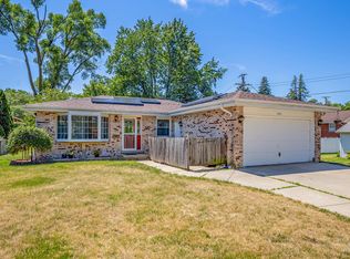 583 Sharon Dr, Crystal Lake, IL 60014