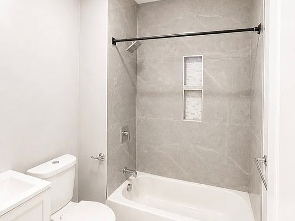 5th image of 381 Leslie St #1L