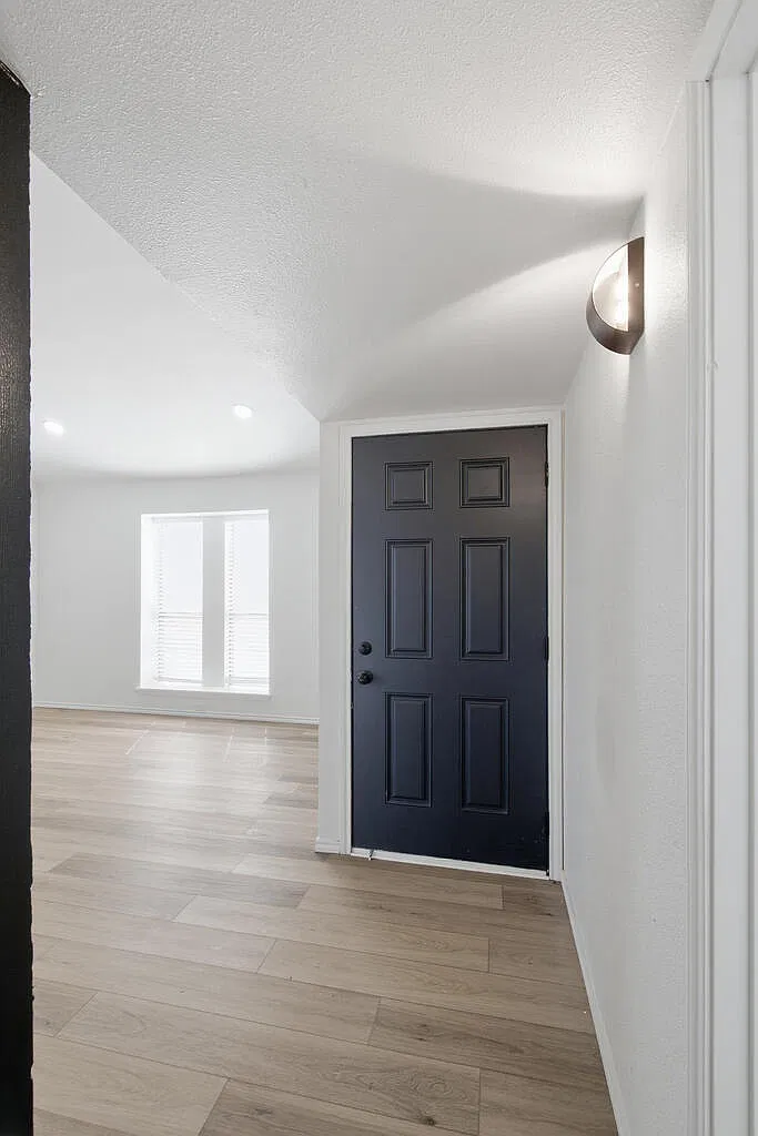 3 bed, 2.0 bath, 1300 sqft, $2,200 — Photo 4