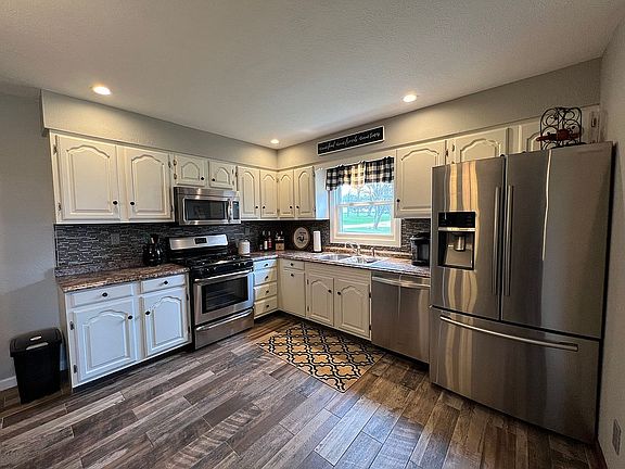 Appliances stay. Gas stove. 