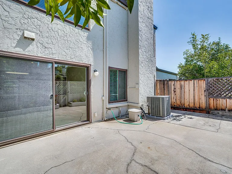 6651 Bunker Hill Ct — Photo 32