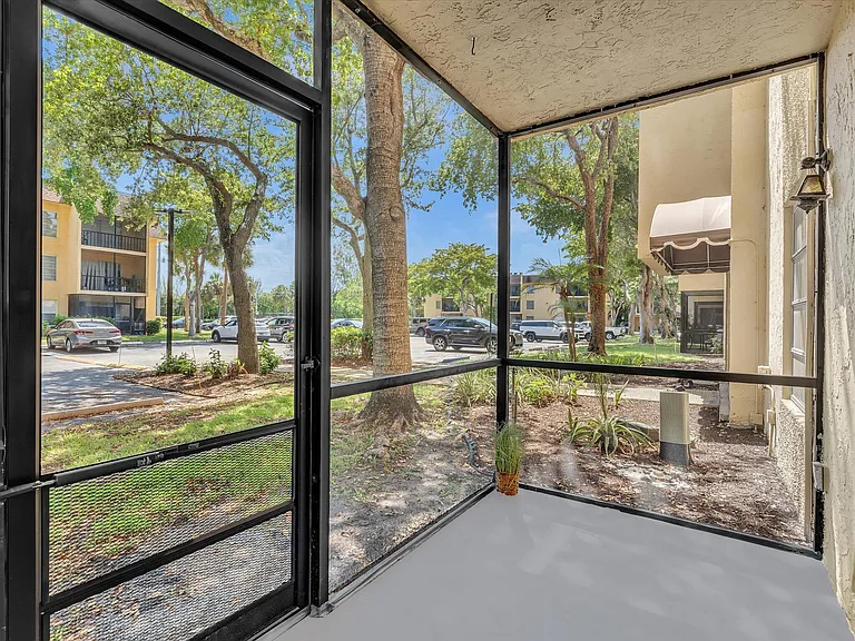 470 NW 20th St — Photo 37