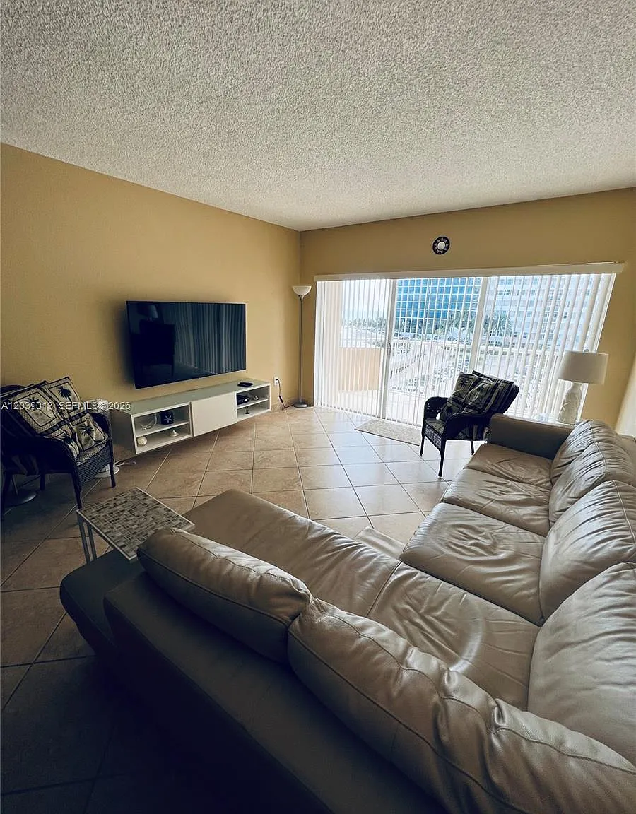 Hemispheres Condo — Photo 3