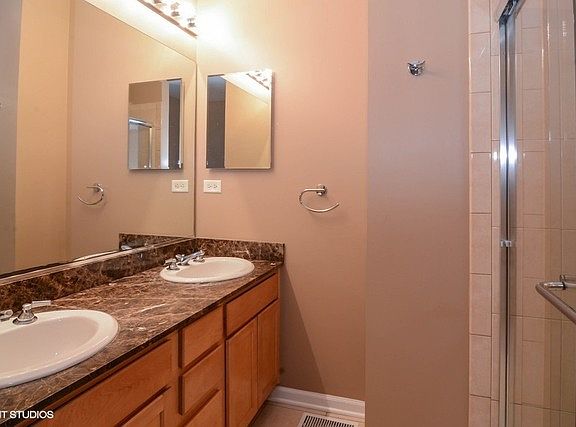 5th image of 2548 W Bloomingdale Ave