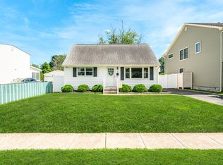 14 Crocus Ct, West Babylon, NY 11704