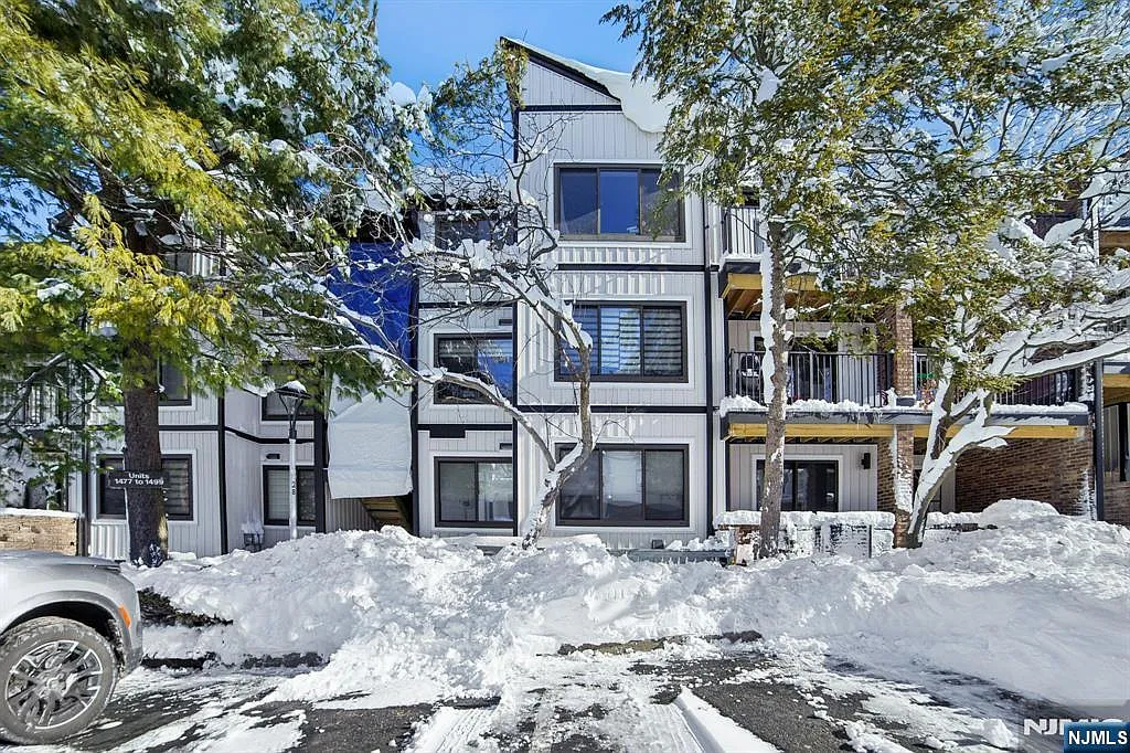 1491 John St #10 photo 1