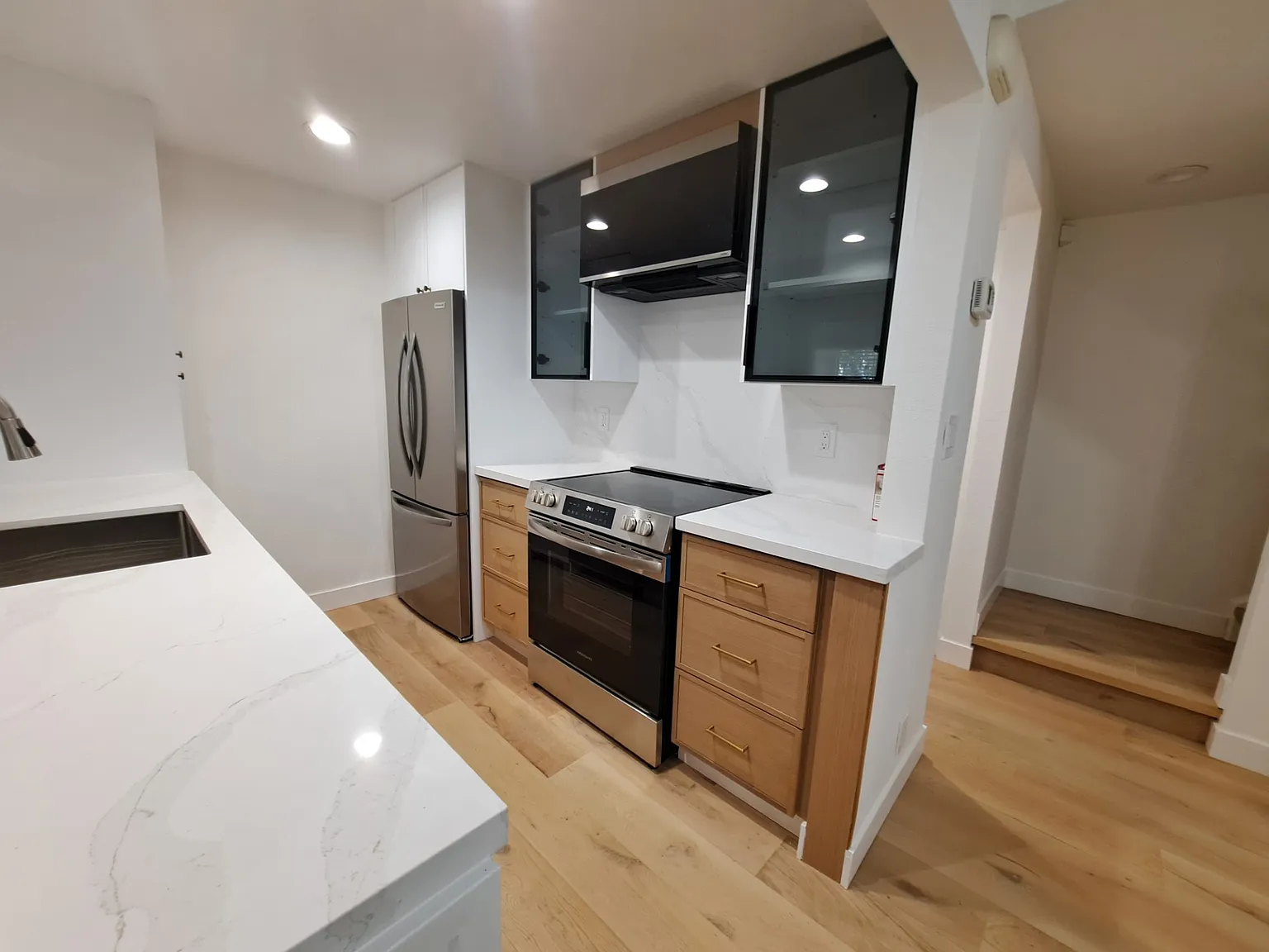 1 bed, 1.5 bath, 970 sqft, $3,200 — Photo 2