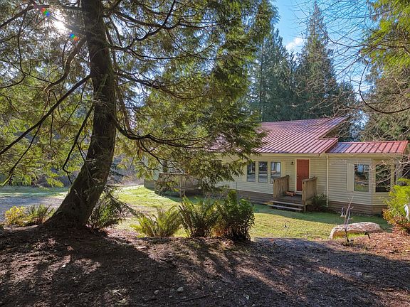 3rd image of 7103 Sechelt Inlet Rd