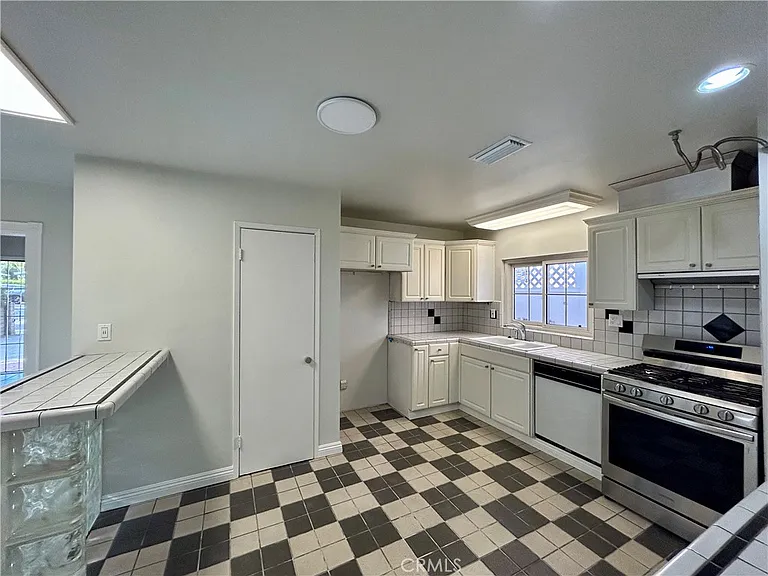 3132 Estado St — Photo 15