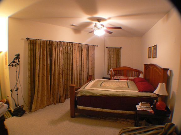 Huge Master Bed/Balcony/walk in closet